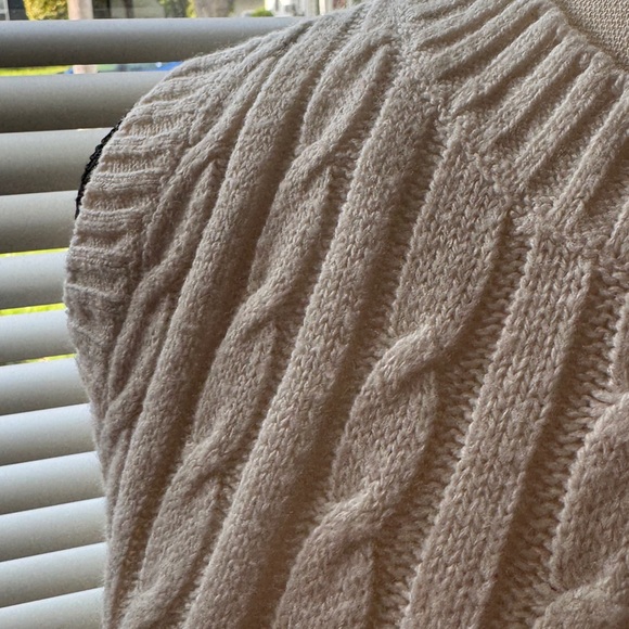 Cable Knit Sleeveless Sweater Crop Top - Picture 2 of 3